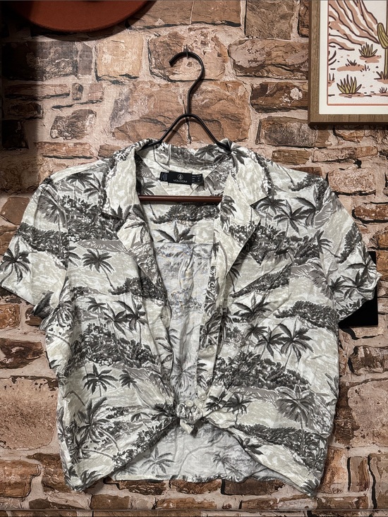 Volcom Tops - Volcom Gray and White Palm Print Short-Sleeve Cropped Button-down Shirt
